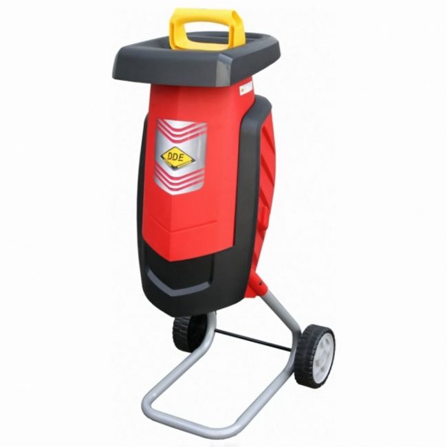 Le broyeur a un cadre confortable, ce qui donne de la stabilité à la structure. L'appareil est léger, mobile, facile à utiliser