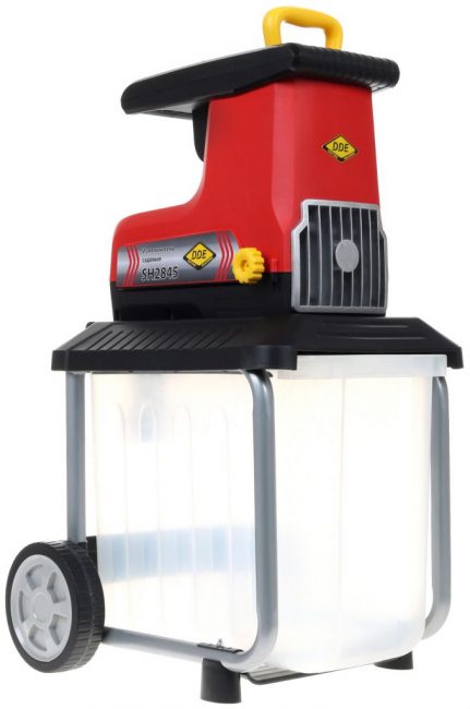 Un modèle puissant pour le traitement d'un grand nombre de branches et d'autres débris fait rapidement le travail. Les grandes roues vous permettent de déplacer l'équipement sur une surface plane et au sol