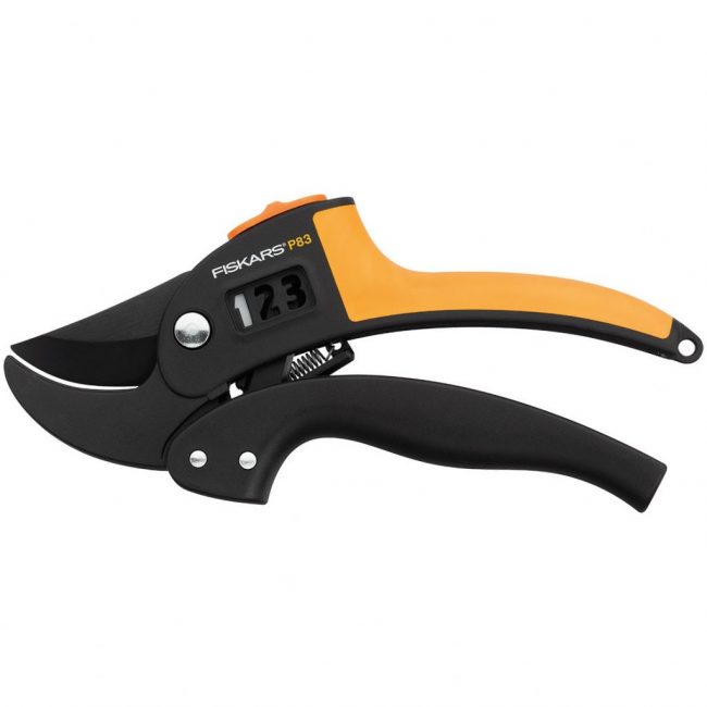  FISKARS PowerStep P83 est petit et se glisse facilement dans une poche, ce qui est important lors de la coupe sur un escabeau