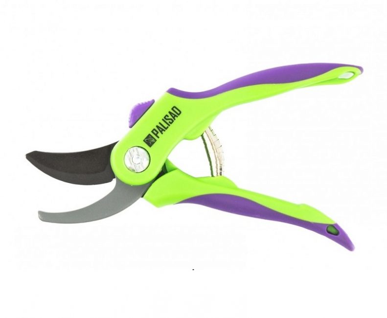 Le verrou de lame du modèle PALISAD 60536 est situé sur le dessus sous la forme d'un bouton de commutation en plastique et n'interfère pas avec le travail