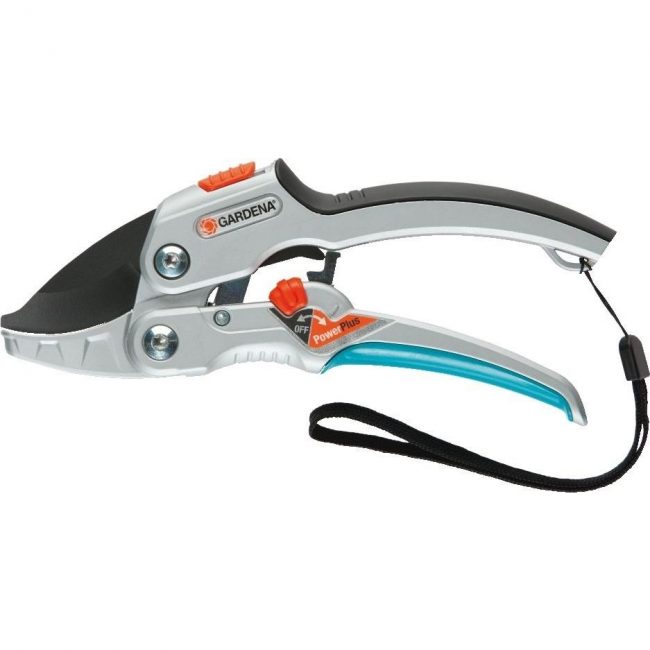  La conception du GARDENA SmartCut 08798 lui permet d'être utilisé par les droitiers et les gauchers, effectuant toutes les opérations d'une seule main.