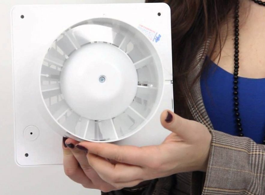 Un appareil carré est intégré dans un conduit carré