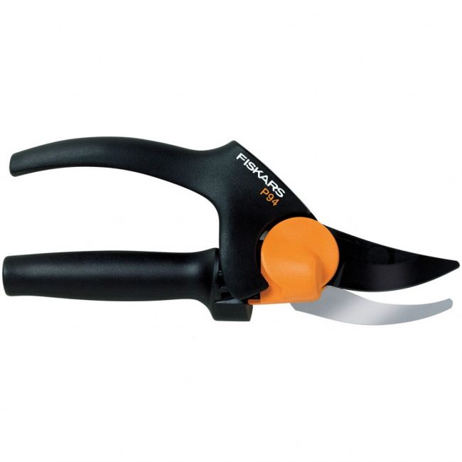 La poignée rotative FISKARS PowerGear P94 réduit la charge sur la main lorsque vous travaillez avec la main droite