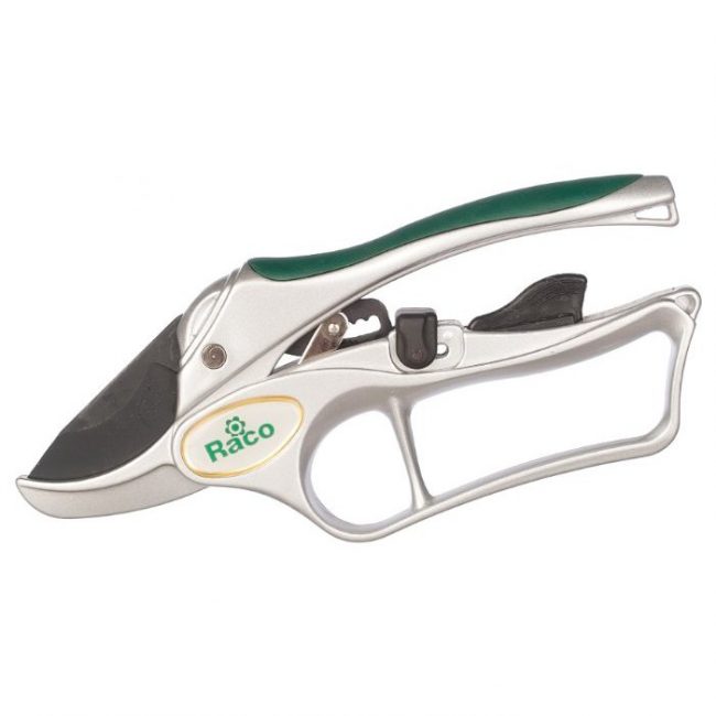 RACO 4206-53/150C est un modèle planaire, mais l'engrenage à cliquet étagé facilite le jardinage pour les femmes ou les personnes âgées qui ont du mal à couper du bois massif avec une seule poussée puissante.