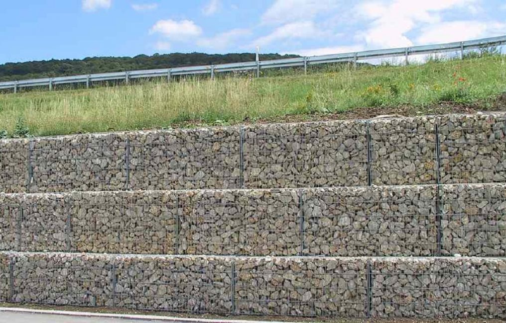 Système soudé Jumbo renforçant le remblai de l'autoroute