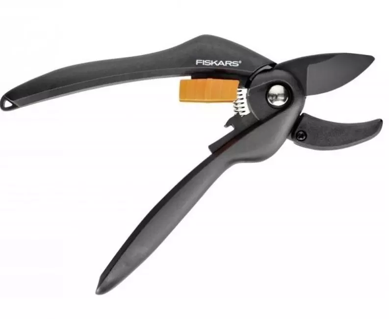 Dans le sécateur de contact FISKARS SingleStep P25, la lame inférieure est immobile, sert de butée pour la supérieure, ce qui vous permet de répartir uniformément la charge de puissance