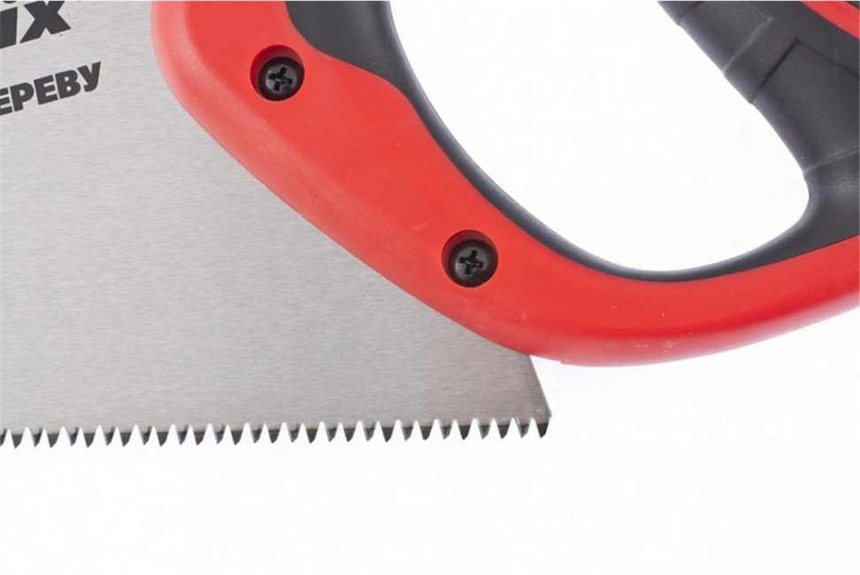 L'outil peut être utilisé pour couper des grumes, du bois, des planches et des panneaux de particules.