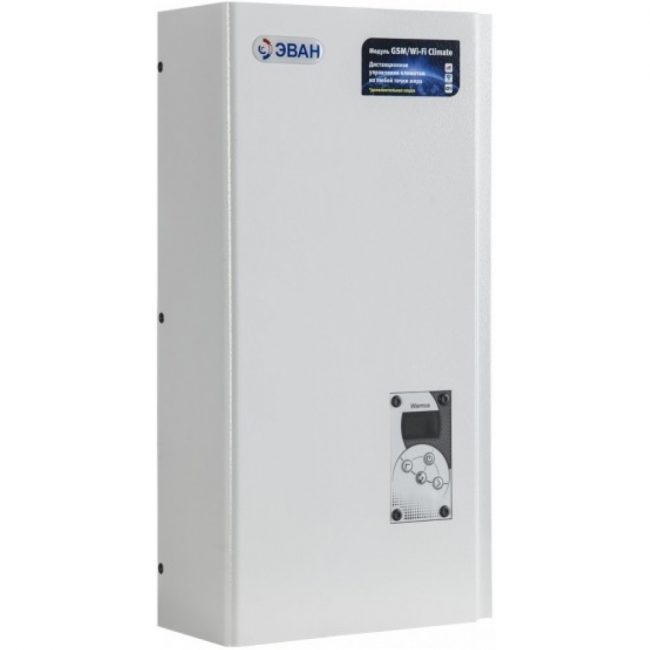 La chaudière a une conception standard - un corps rectangulaire, vertical, blanc.