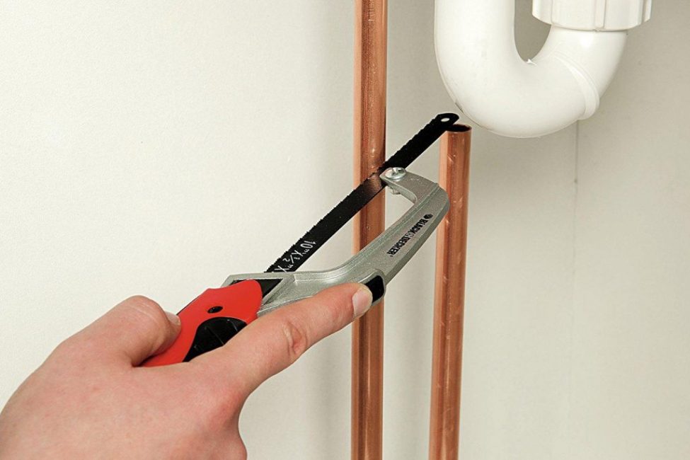 Le corps de l'appareil est en plastique résistant, la toile est en bimétal