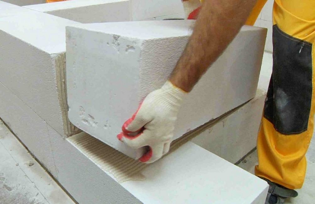 Pose de blocs de béton cellulaire