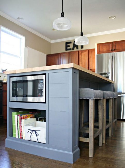 Four à micro-ondes à l'intérieur