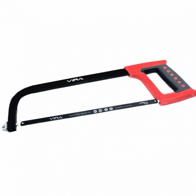 La poignée, fabriquée en noir et rouge avec des inserts en caoutchouc, vous permet de saisir confortablement et d'empêcher la scie de glisser de vos mains.