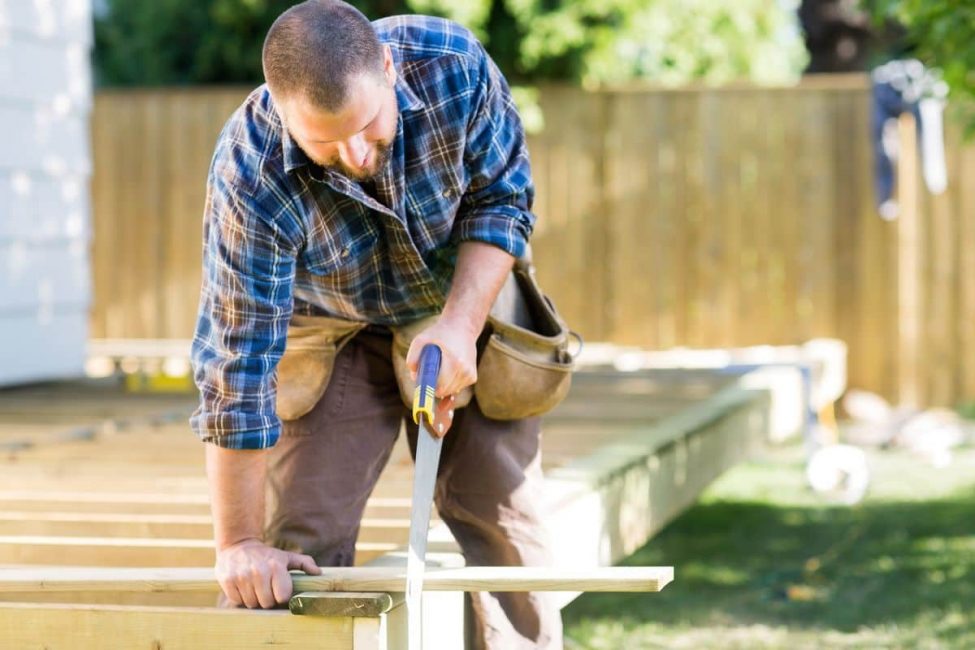Travailler avec une scie à métaux sur du bois