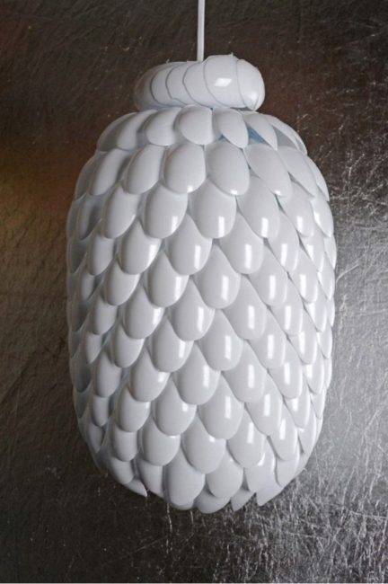 Plafond prêt à l'emploi à partir de matériaux jetables improvisés