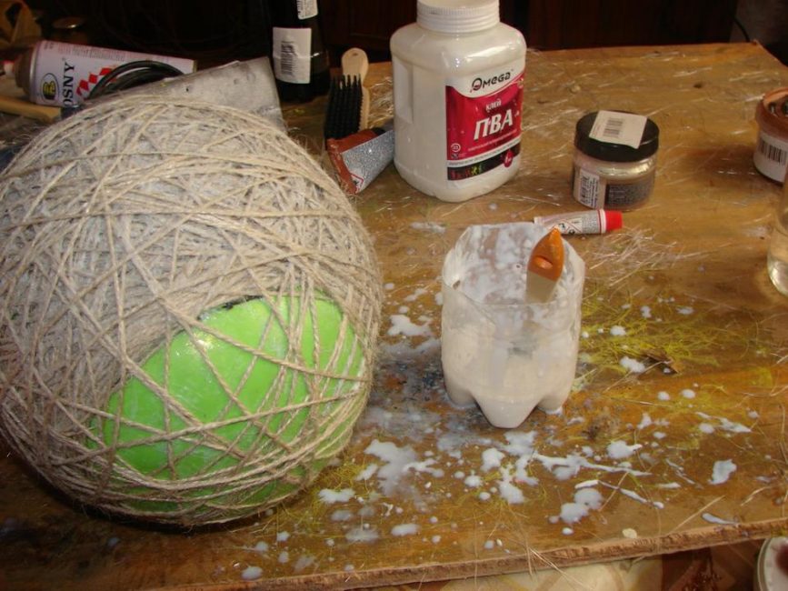 Le processus de coller la balle avec des fils