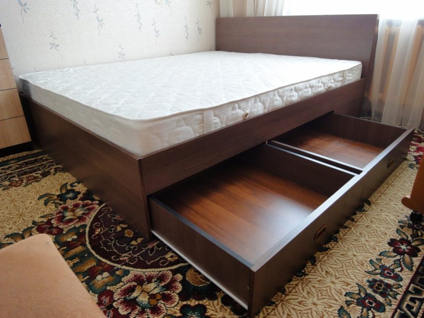 Grâce aux tiroirs, le lit se transforme en système de rangement