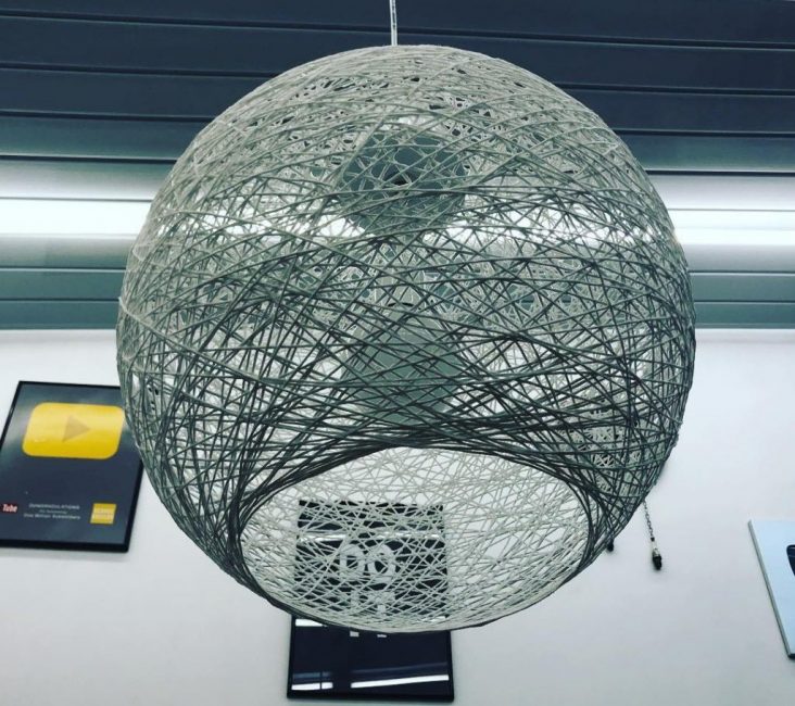 Découpez un trou au fond pour l'éclairage.