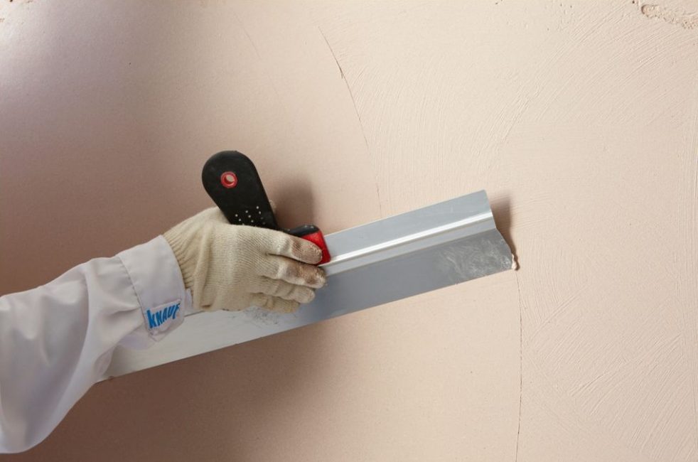 Le mastic vous permet d'obtenir des murs lisses et une surface plane