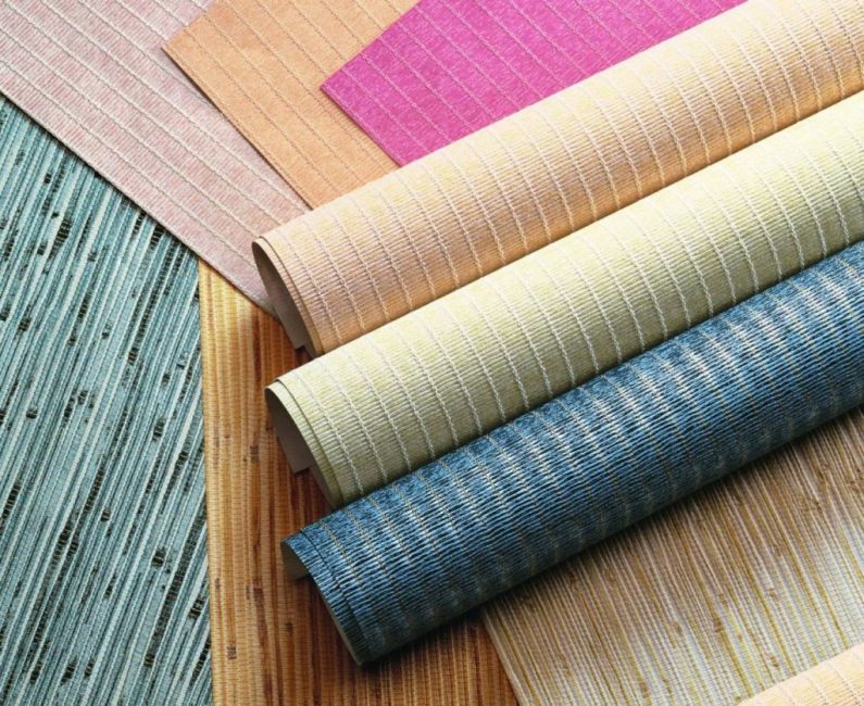 Le plus souvent, le papier peint, le vinyle et le papier peint intissé sont utilisés pour décorer les maisons et les appartements.