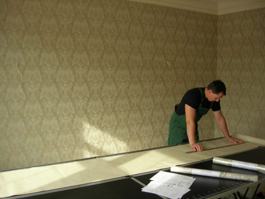 Le calcul du nombre de rouleaux est effectué en se concentrant sur la surface des murs de la pièce, moins les ouvertures des fenêtres et des portes