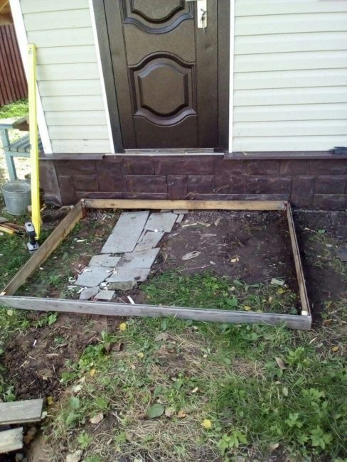 Zone marquée devant la porte pour couler la fondation