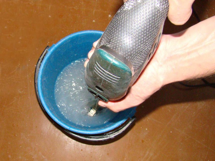 La colle est mélangée à un état de gelée