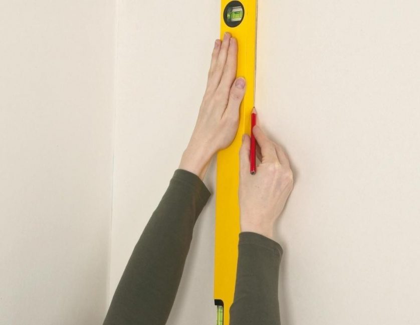 Commencez à coller le papier peint à partir de la deuxième bande, en reculant de 50 cm de la fenêtre ou de la porte