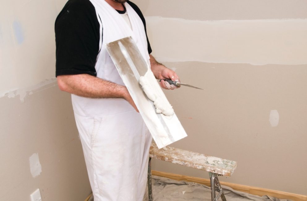 La composition est recueillie avec une petite spatule et répartie le long du mur avec un large