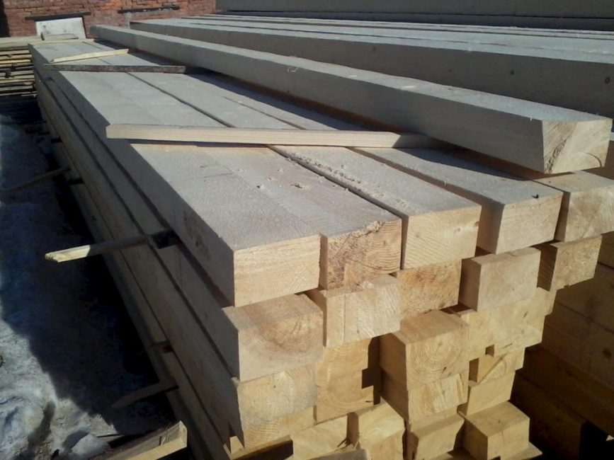 Bois - le matériau le plus courant pour la construction d'une salle de bain de campagne