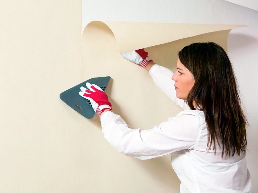 Les joints sont soigneusement nivelés à la spatule.