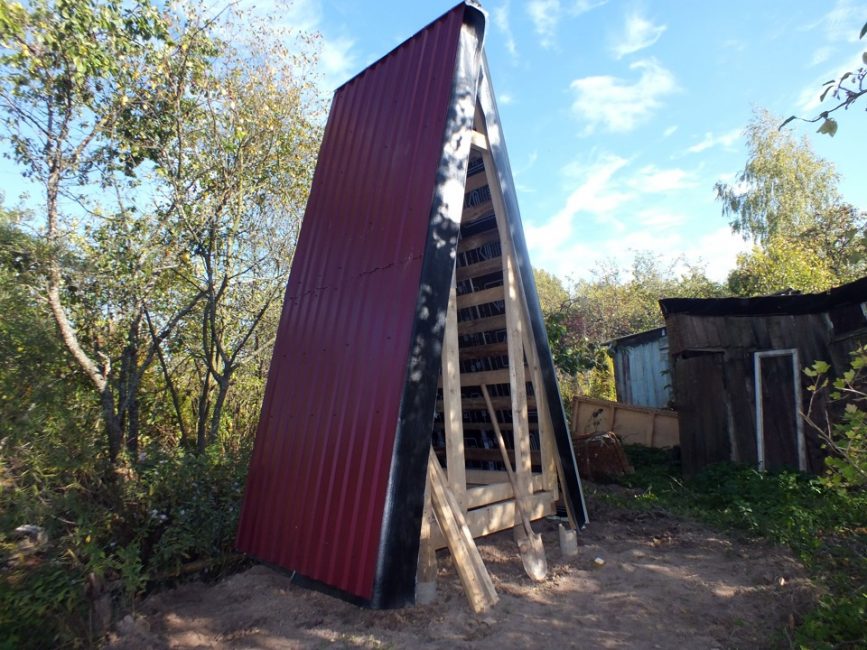 Le toit est recouvert de matériaux de couverture, d'ardoises ou de tuiles métalliques