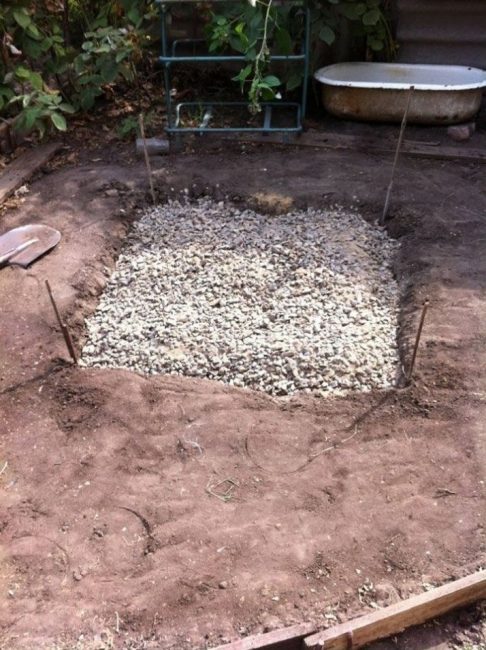 Lors du coulage de la fondation, le drainage est souvent fait de pierre concassée.