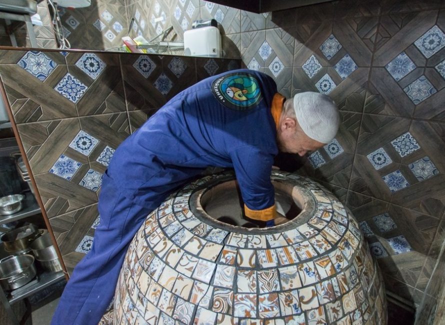 L'étape la plus importante des travaux est l'alignement des murs intérieurs en terre cuite.