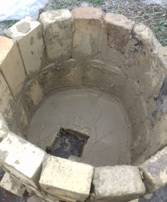 Le brasier dans la conception correcte est situé sur la base, directement sous la languette d'argile