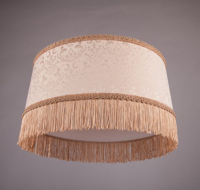 Abat-jour à cadre fini recouvert de tissu