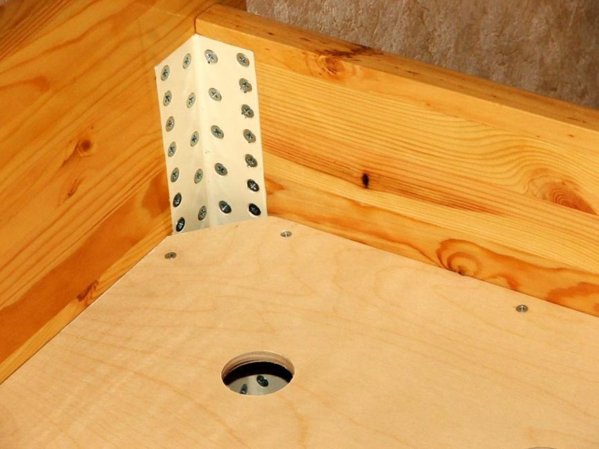 Les joints des pièces sont renforcés par des coins métalliques