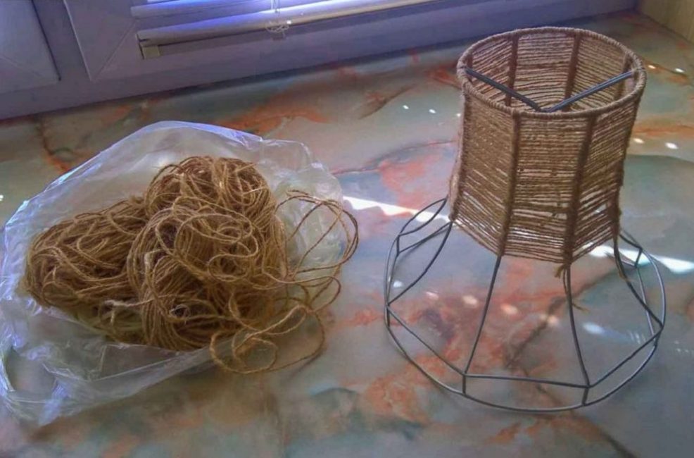 Abat-jour composé de fils et d'un cadre en métal