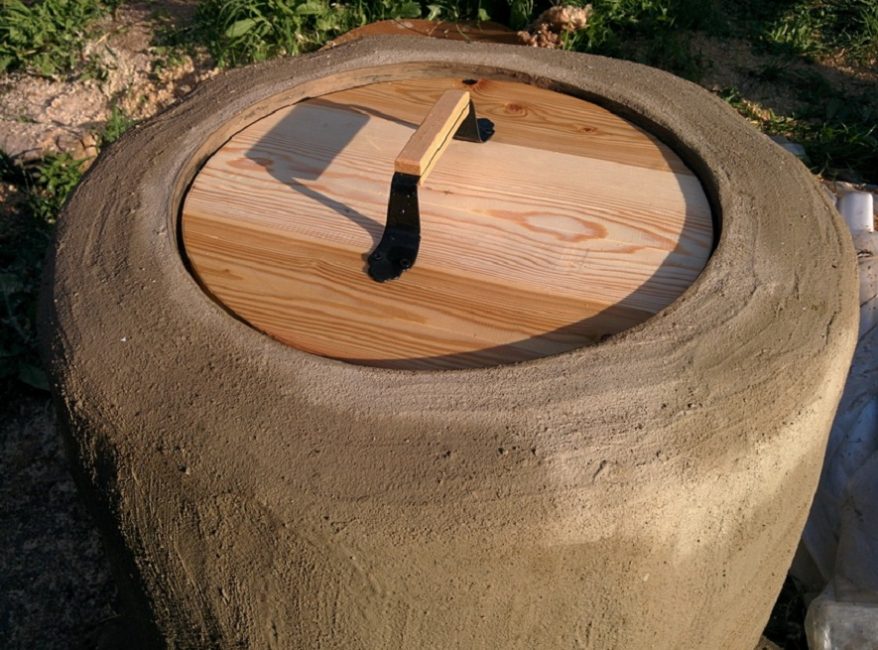 Le col du four doit être fermé avec un couvercle