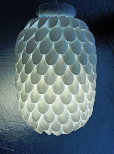 Lustre fait de cuillères en plastique