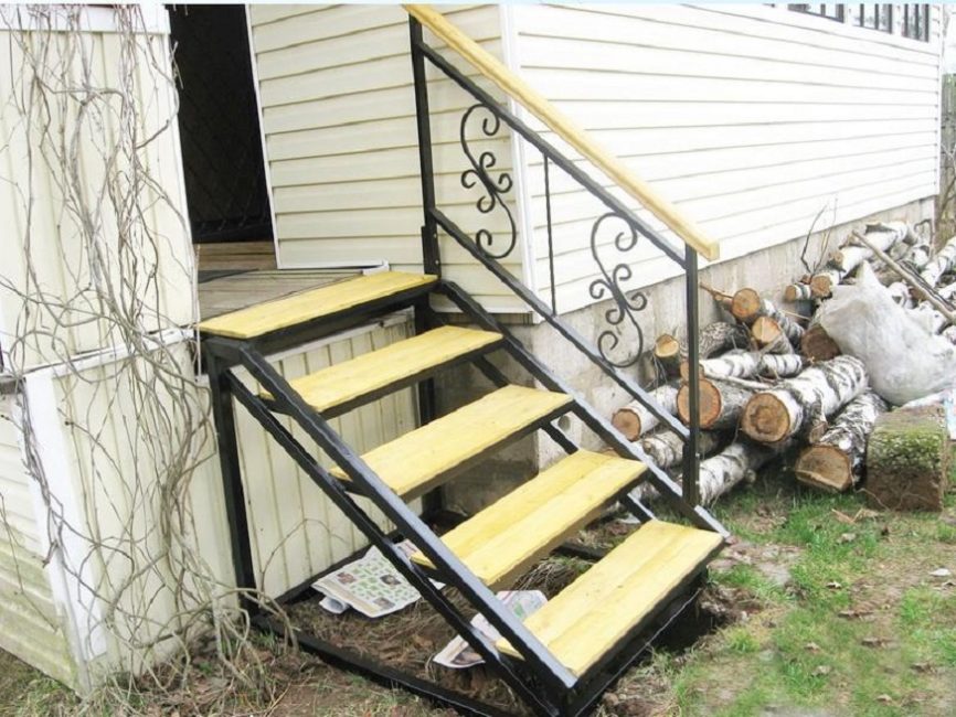 Le garde-corps de l'escalier ne peut être fait que d'un côté.