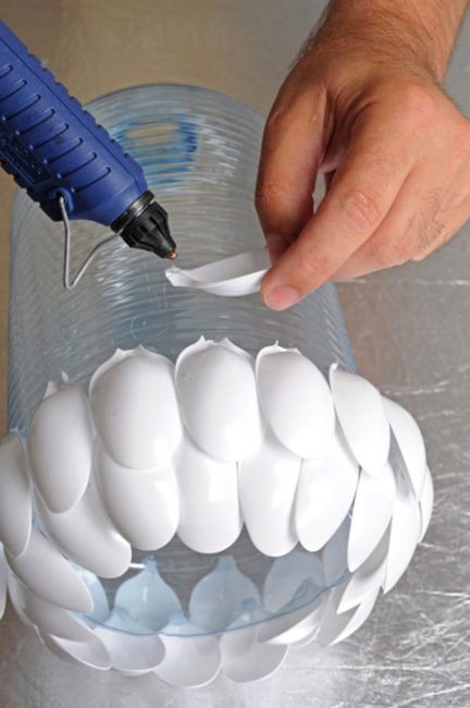 Lampe faite de cuillères et de bouteilles en plastique