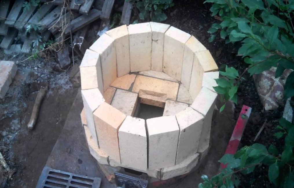 Le corps du four est construit à partir de briques d'argile réfractaire, puis enduit d'argile de l'intérieur.