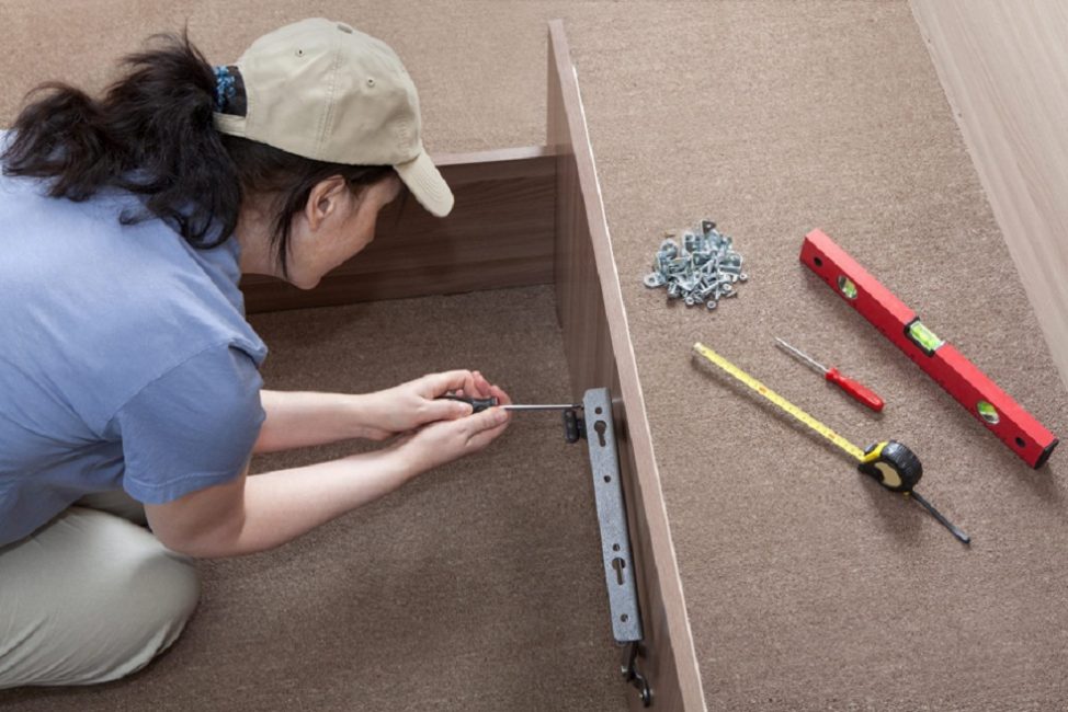Un niveau, un ruban à mesurer et des attaches sont nécessaires pour assembler n'importe quel lit