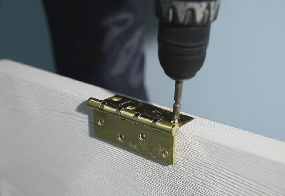 Installation de charnières articulées et de poignées