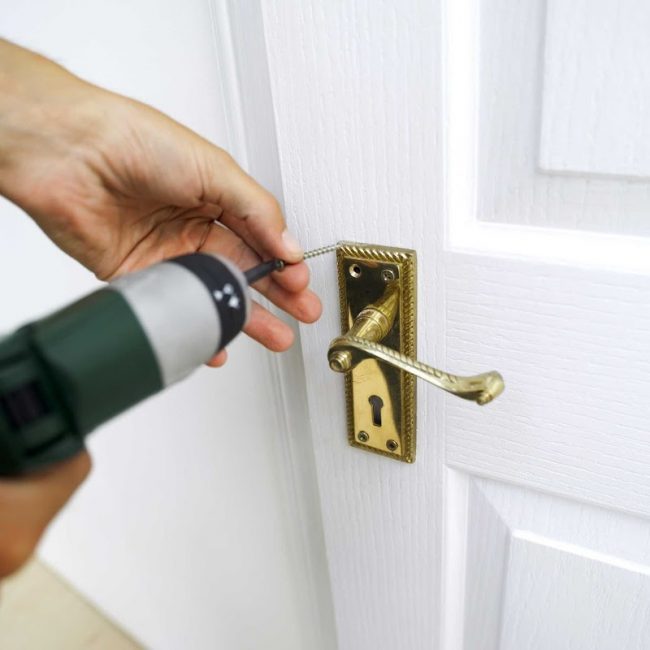 Installation de poignées de porte intérieures