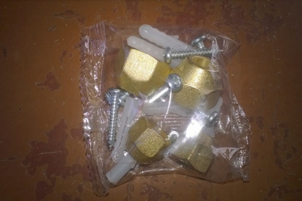 Écrous, vis autotaraudeuses avec chevilles (pour la fixation du cadre)