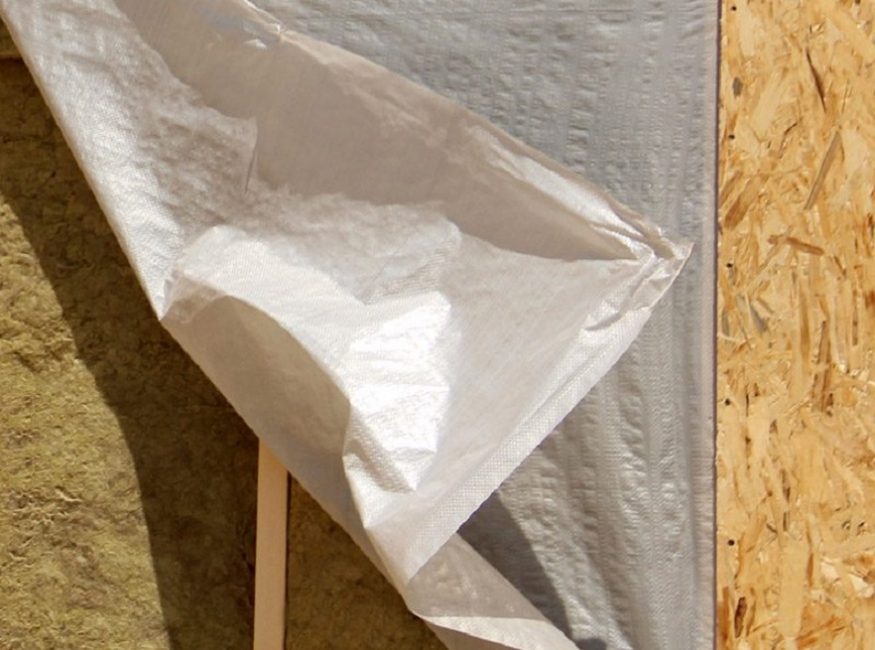 Couches d'isolation thermique : laine minérale, membrane imperméable, feuille OSB