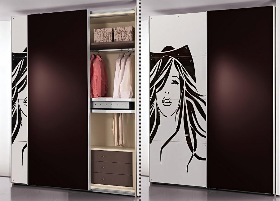 Des autocollants créatifs sur la porte décoreront l'intérieur de n'importe quelle pièce