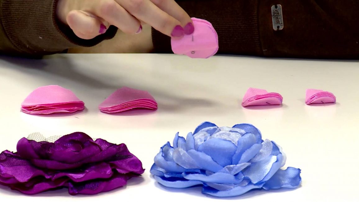 Les éléments décoratifs peuvent donner à une vieille porte un aspect frais et inhabituel.