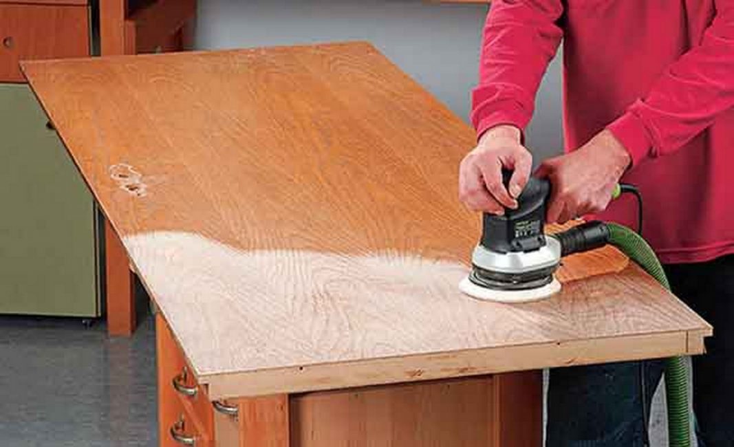 Enlever l'ancienne couche de vernis, de peinture ou d'huile siccative d'une porte en bois